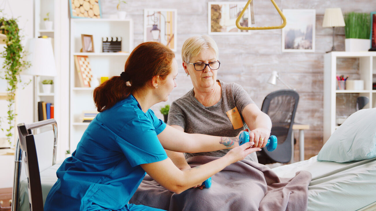 Pflegekraft des Bestlüd Pflegeteams unterstützt eine Seniorin in ihrer häuslichen Umgebung